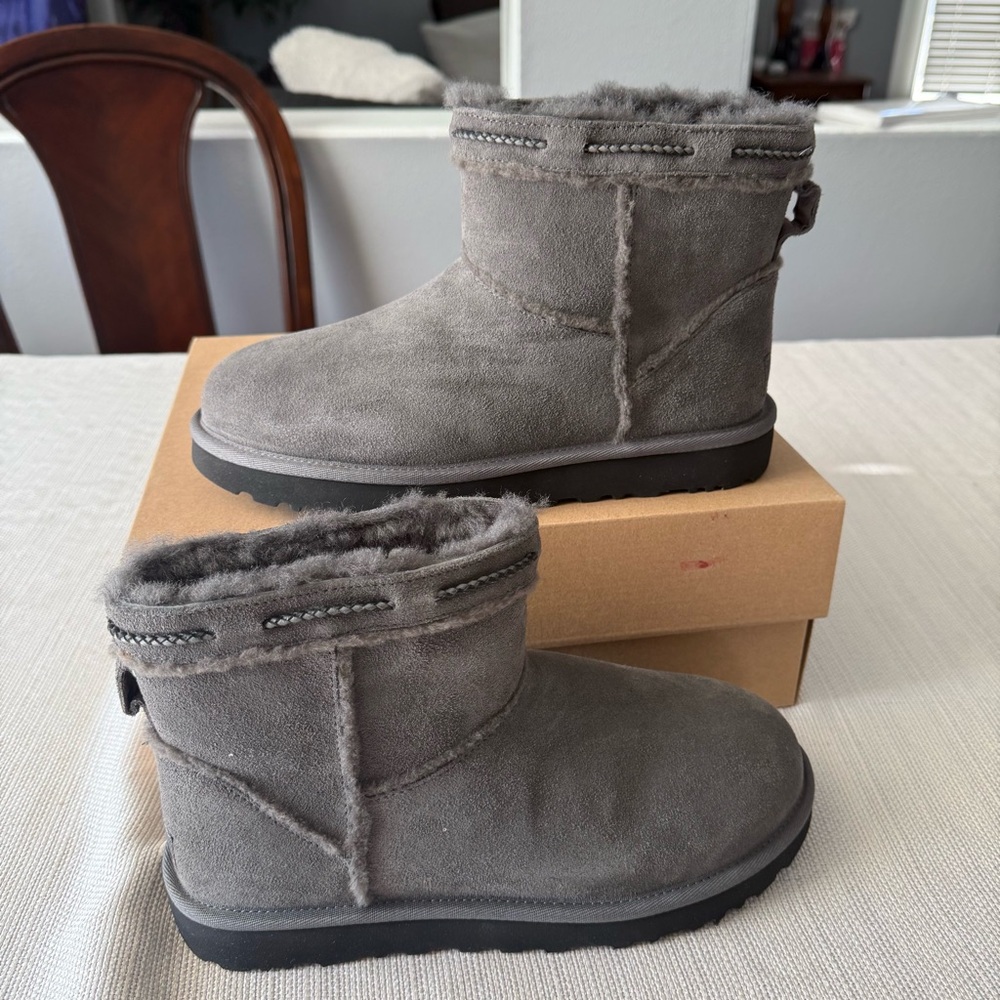 UGG CLASSIC MINI SHEARLING BRAID BOOT - Picture 3 of 9